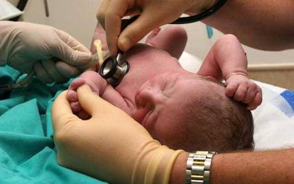 A 7,1 por mil nacidos vivos descendió la tasa de mortalidad infantil en #Cuba.

74 fallecidos menos que en 2022.

25 municipios no reportaron fallecidos menores de un año.

Cuando más se reforzó el bloqueo, crece la proeza de una nación para garantizar la vida.

#CubaPorLaVida
