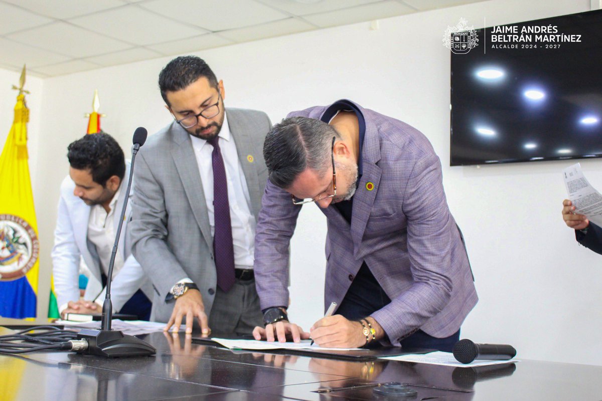 soyjaimeandres's tweet photo. El gabinete de gobierno de la @AlcaldiaBGA está oficialmente posesionado. 

Estamos listos para empezar a trabajar por la ciudad con los principios de servicio ciudadano, protección de los recursos públicos y eficiencia ante las necesidades de los bumangueses. 

#BGAvanzaSegura https://t.co/jND0eMHqpa