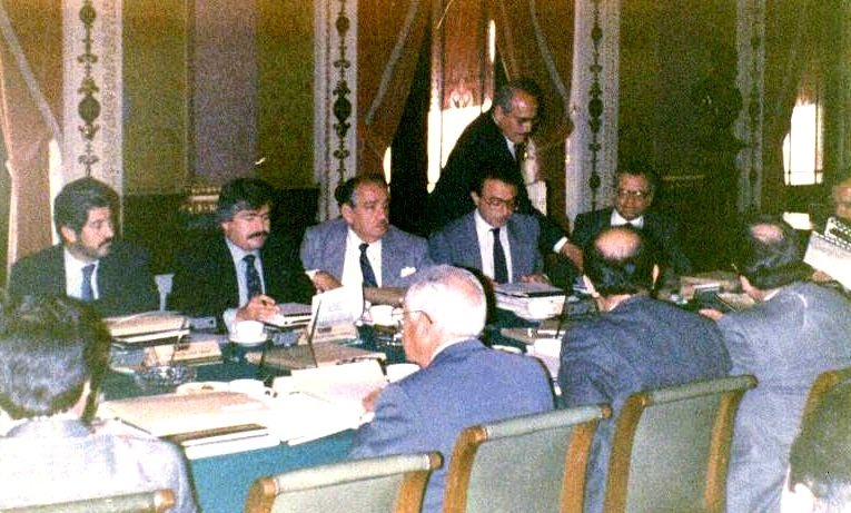 Lamento el fallecimiento de Roberto Del Cueto. Subgobernador del <a href="/Banxico/">Banco de México</a> y miembro fundador de la Junta de Gobierno de la <a href="/CNSF_gob_mx/">CNSF</a>. Funcionario comprometido y buen amigo. Un abrazo a su familia.