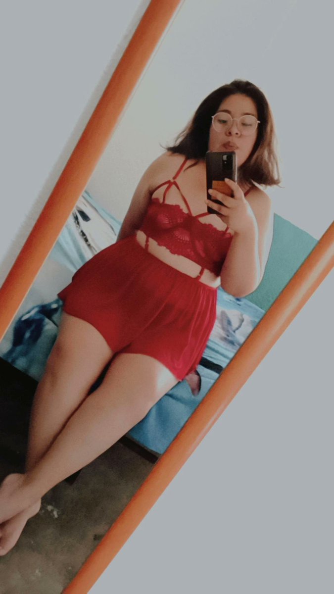 karlyteb09's tweet photo. Feliz año bebes 💋 https://t.co/qxAzUxvfPQ