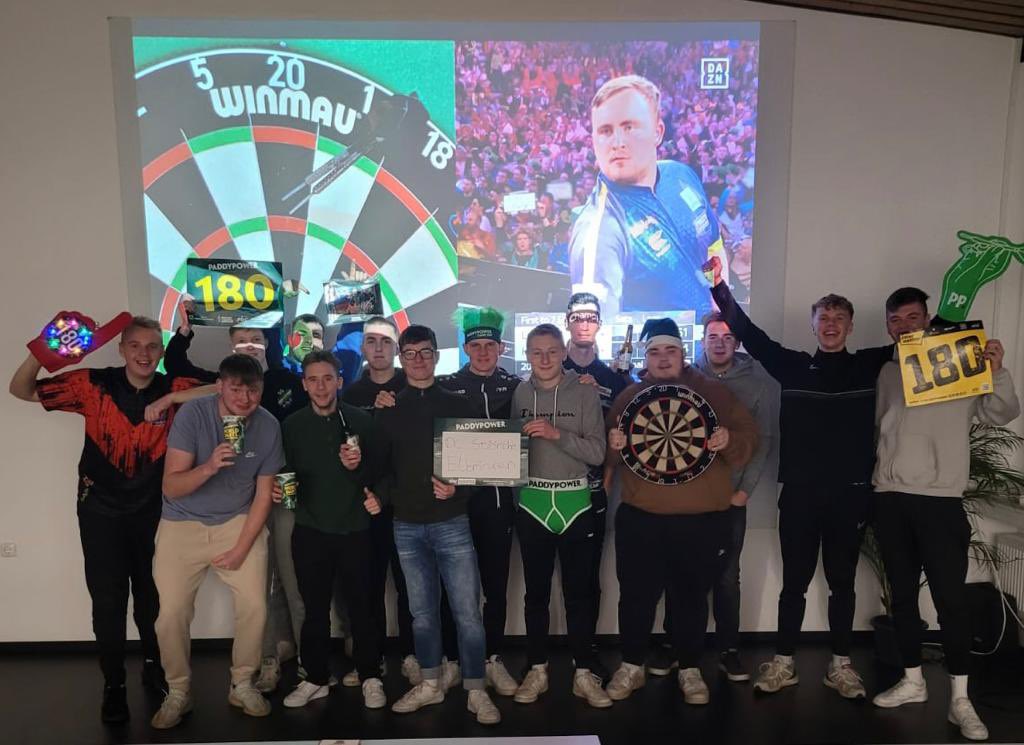 Bjarne235's tweet photo. @DAZN_DE @ElmarPaulke #dartzn @flohempel_darts #PaddyPowerDarts #anwesend https://t.co/Ccoi9s1rt4