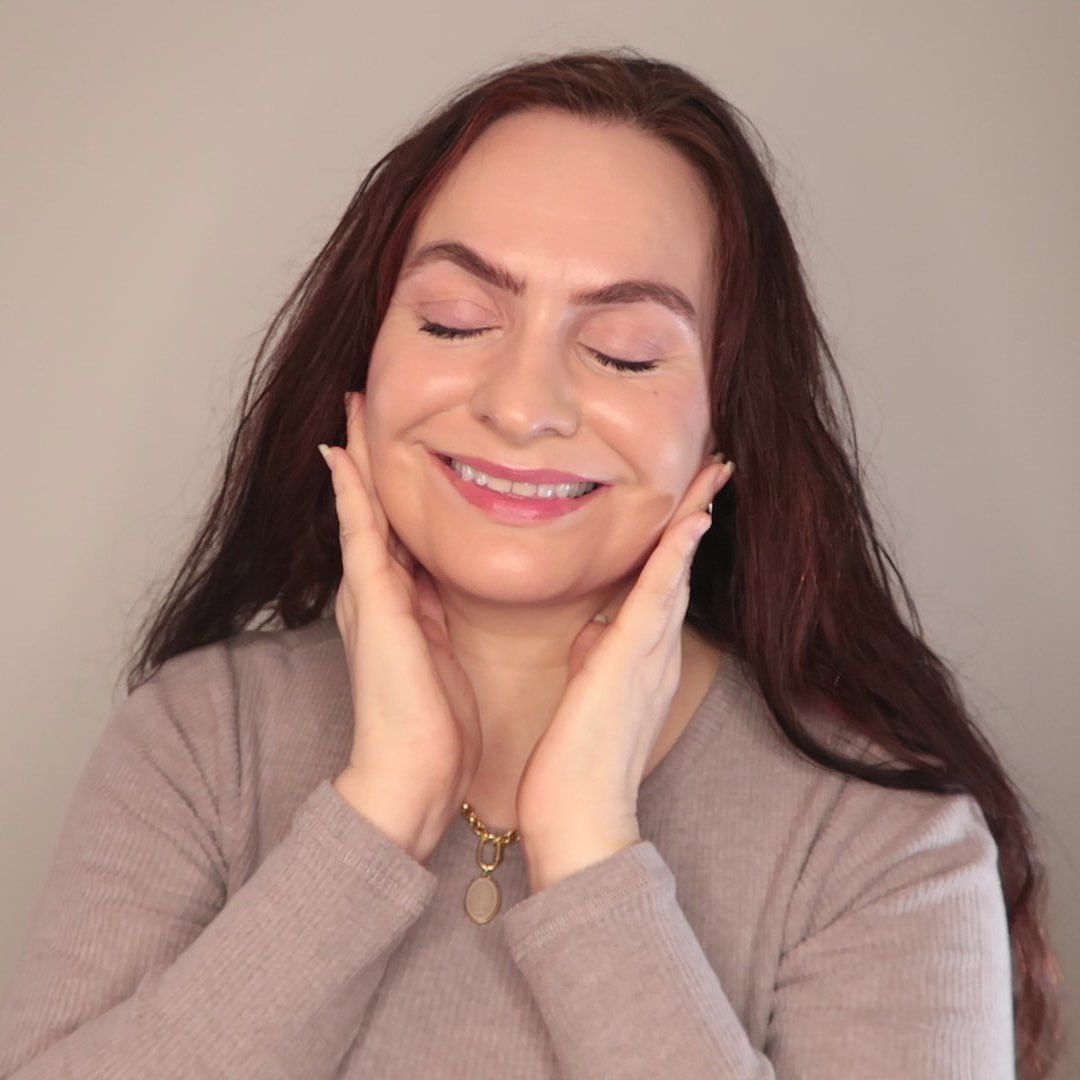 ellenaturally's tweet image. Even oily and acne prone skin needs a winter skincare protective routine from dryness and peeling.
Get GLOWING skin ✨
Watch a real am/pm winter skincare routine here:
🎥 youtu.be/SlXRzUAWPw0
@Biossance @Sephora #biossance #sephora #acneskincare #winterskincare