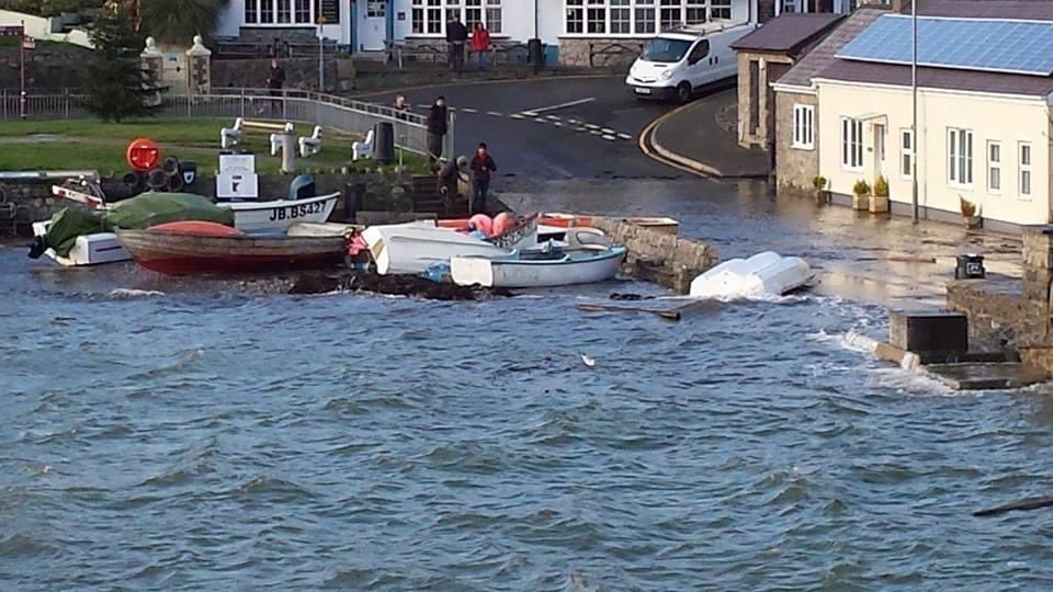 TraethBychan's tweet photo. 10 years ago a spring high tide, low pressure and a NE wind combined to cause some flooding in Moelfre…
#Anglesey #stormsurge #flood https://t.co/jOMp565sTA