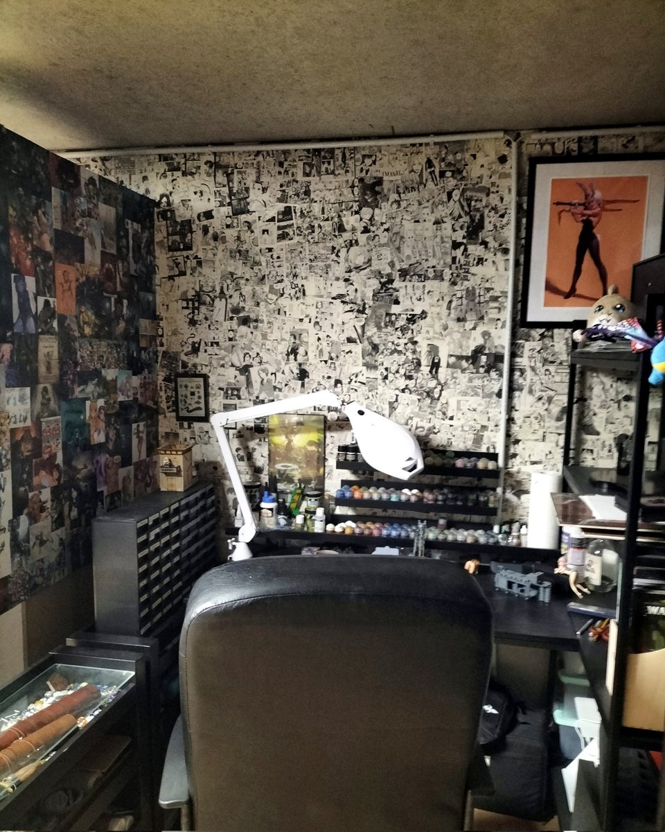 HerrvanLipwig's tweet photo. My small but cosy painting place.

#WarhammerCommunity #paintingminiatures https://t.co/rHXv1YrMj8