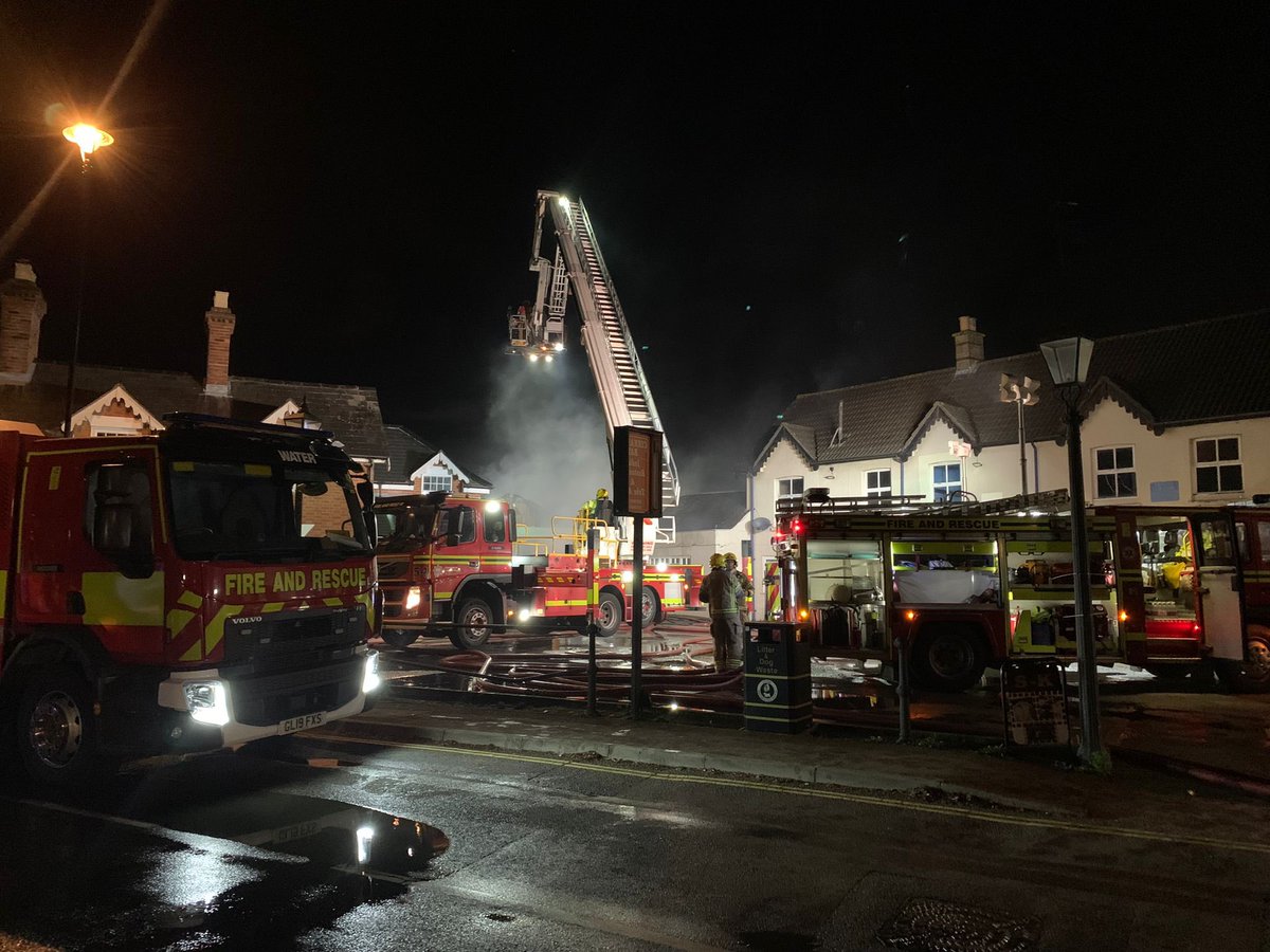 📸 Here’s an image from scene of the fire in #Hamble this evening. 

Find out the latest on our website 👉hantsfire.gov.uk/incident/aroun…