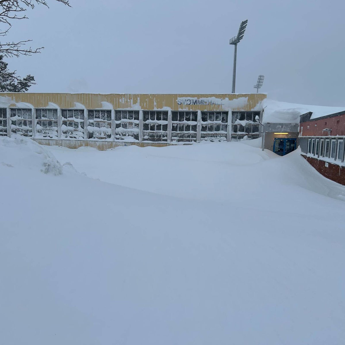 ❄️ After almost 3 days without interruption, the snowstorm is coming to an end in southern #Norway 🇳🇴! The towns of Risør, Grimstad and Arendal are buried under 100 cm of #snow! Schools are closed. @Francois_Jobard 
Source: nrk.no/sorlandet/_-vi…