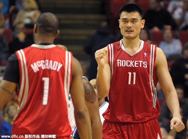 Yao Ming llegó a la NBA en 2002 y provocó una revolución positiva.   

Sin embargo, más allá de lo bueno, vale la pena profundizar una historia sobre él.

¿Realidad? ¿Mito? Un libro respalda la teoría de que Yao fue un experimento genético de China.   

Avancemos.
