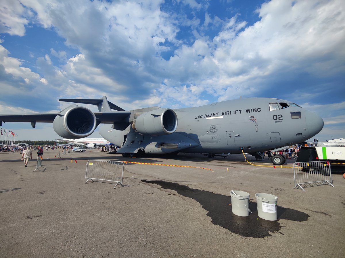 Akolytos's tweet photo. Sheesh she's a thick lady, with 3 C's. #globemaster #aviation https://t.co/DQ6W15b9uR