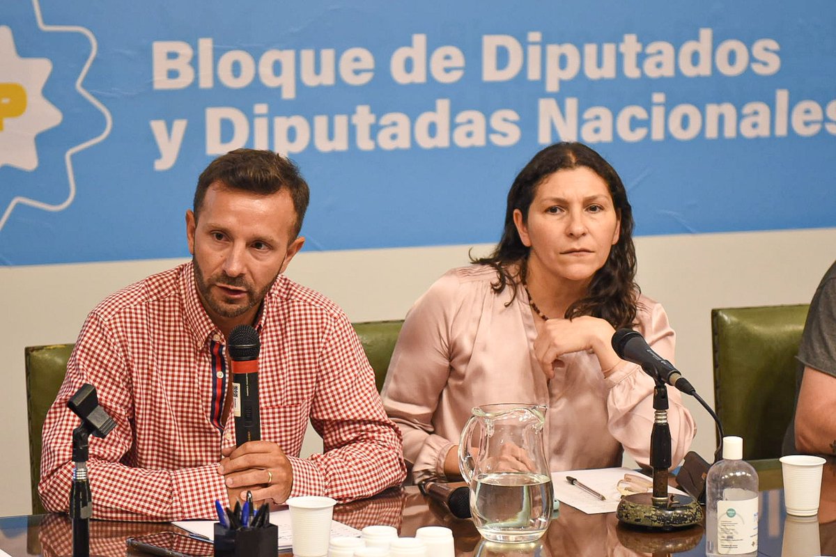 Diputados_UxP's tweet photo. Representantes del bloque de UP se reunieron con agrupaciones de inquilinos de todo el país, en forma presencial y remota, para expresar un enérgico rechazo a la derogación de la #LeyAlquileres establecida en el DNU del Presidente Milei. 

(1) https://t.co/HZjVvVZsRN
