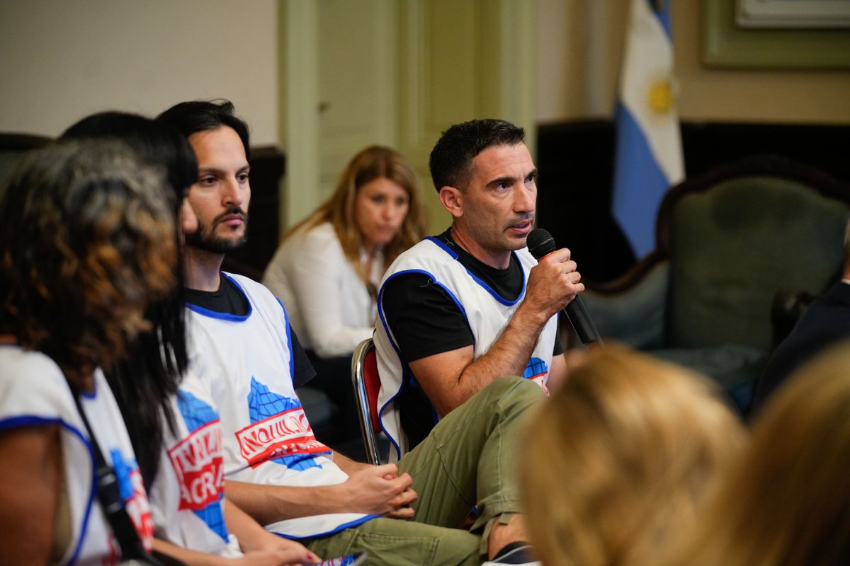 Diputados_UxP's tweet photo. Representantes del bloque de UP se reunieron con agrupaciones de inquilinos de todo el país, en forma presencial y remota, para expresar un enérgico rechazo a la derogación de la #LeyAlquileres establecida en el DNU del Presidente Milei. 

(1) https://t.co/HZjVvVZsRN