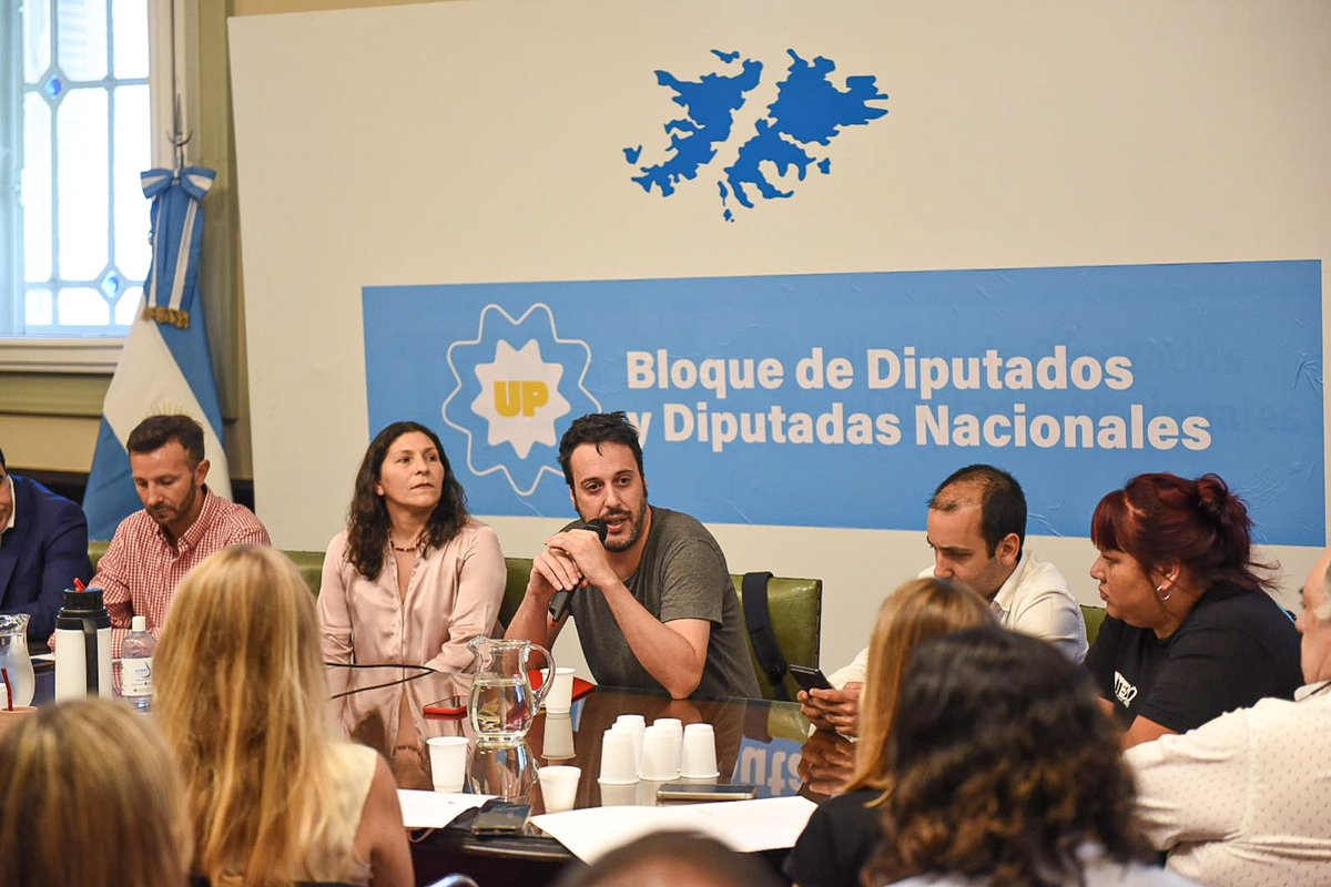 Representantes del bloque de UP se reunieron con agrupaciones de inquilinos de todo el país, en forma presencial y remota, para expresar un enérgico rechazo a la derogación de la #LeyAlquileres establecida en el DNU del Presidente Milei. 

(1)