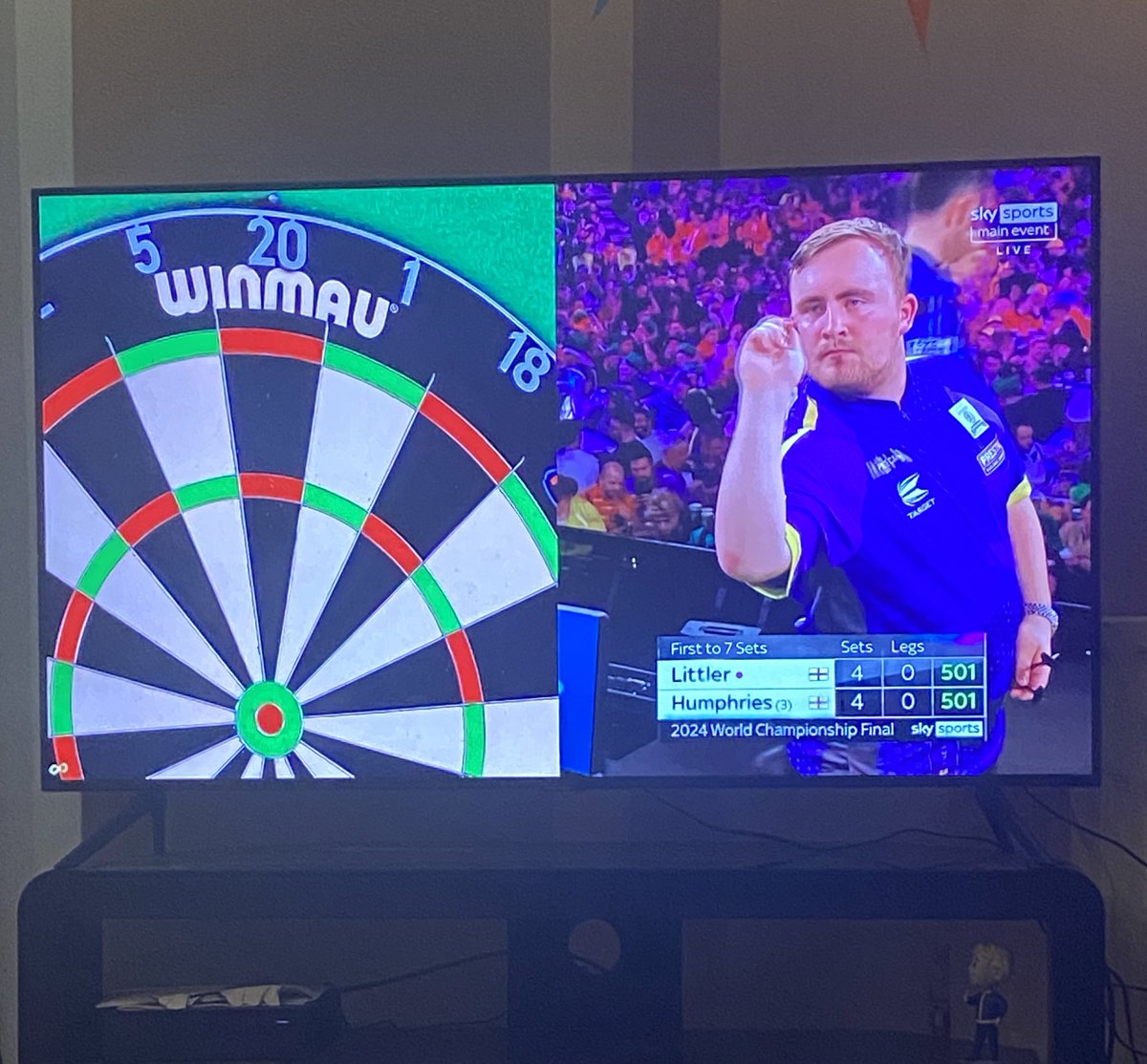 CJGalvin_'s tweet image. Currently on a darts crash course 🎯#dartswc2024 #Littler