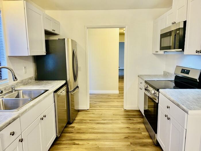 LCHomesSD's tweet image. #FORRENT #SINGLELEVEL!

2308 Altisma Way #123, 
#Carlsbad, CA 

2 master bedrooms/2 baths
Refrigerator/washer/dryer incl. in rent. Water &amp;amp; trash incl. No Pets
 #Availablenow 

Call to visit 760-436-5111 
La Costa Sales &amp;amp; Rentals
License #01502169
More: lchomes.com/10/listing/309…