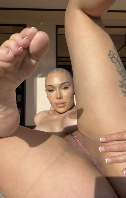 which lips are you kissing first? https://t.co/ToA8wAua70