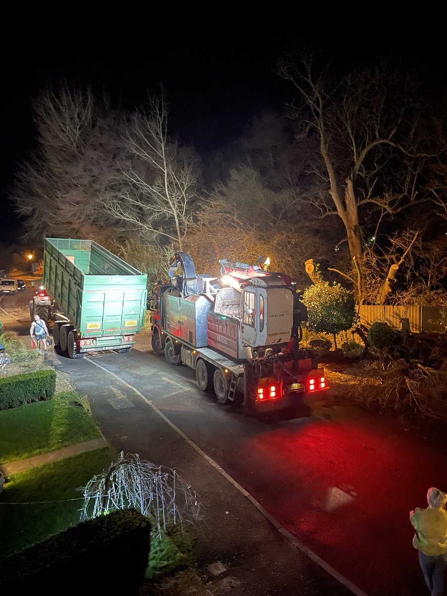RAFSelsey's tweet photo. Huge credit to @DorsetCouncilUK. Tree fell down outside our house at 2pm. Chopped and cleared by 10pm and street light replaced by 9am the following day and the foreman left his card in case we needed anything else! #CustomerService #kudos https://t.co/qIayoZeSmC