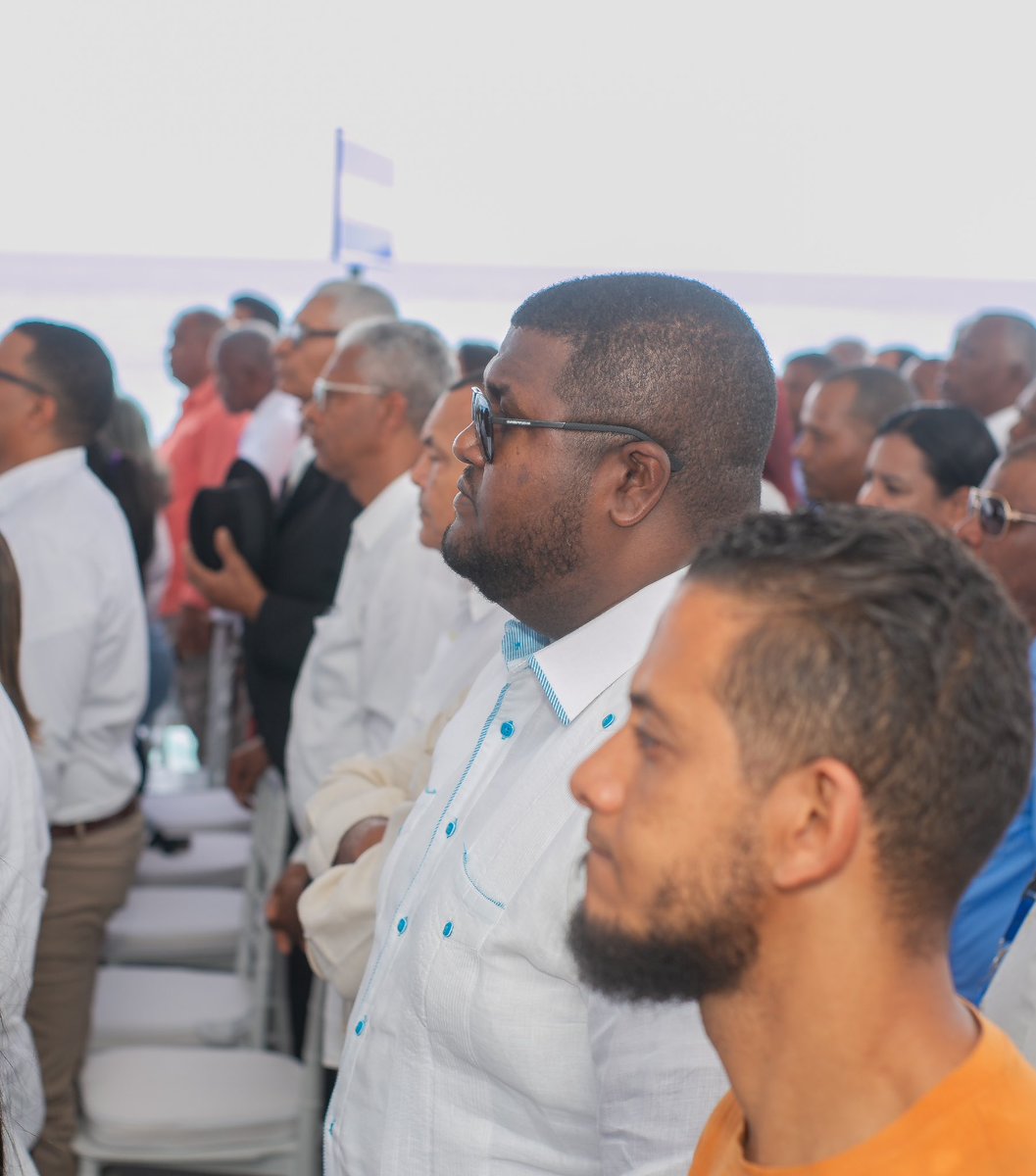 Luisc_vargas's tweet photo. A partir de hoy, el desarrollo de Barahona y el resto de la región sur de la República Dominicana entran en una nueva y entusiasta fase. Por eso, participamos en la inauguración de la primera etapa de la carretera Barahona - Enriquillo que encabezó el presidente @luisabinader https://t.co/qOq8JJPajK