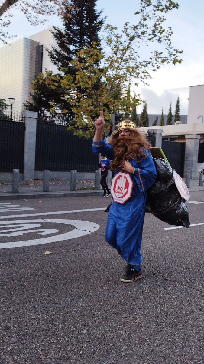 NOCantonVicalv's tweet photo. Nuestro "REY MAGO STOP CANTÓN" de #Vicálvaro le pidió formalmente a @AlmeidaPP_ durante la #SanSilvestre la reubicación del cantón del Parque Forestal... ¿Nos traerá ese regalazo a los 80mil vecinos de Vicálvaro el próximo día 6? Qué nervios!! #ReyesMagos #ReubicacionYA https://t.co/WYMnkX4A28