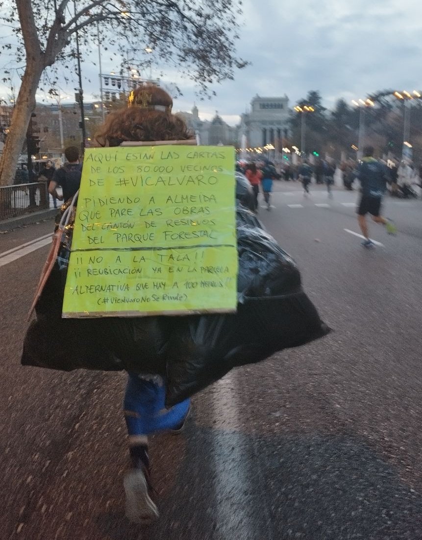 NOCantonVicalv's tweet photo. Nuestro "REY MAGO STOP CANTÓN" de #Vicálvaro le pidió formalmente a @AlmeidaPP_ durante la #SanSilvestre la reubicación del cantón del Parque Forestal... ¿Nos traerá ese regalazo a los 80mil vecinos de Vicálvaro el próximo día 6? Qué nervios!! #ReyesMagos #ReubicacionYA https://t.co/WYMnkX4A28