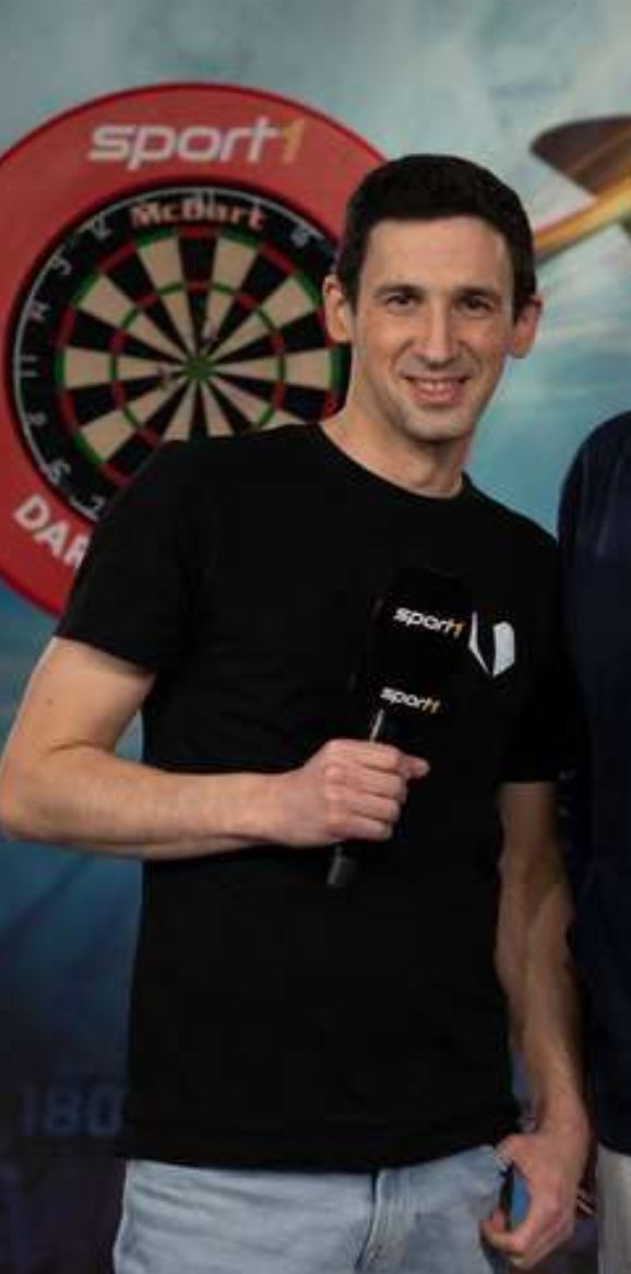 Torbster21's tweet photo. #DartsWM alle reden darüber, wie alt der 16 Jährige Luke Littler aussieht und wie jung Pietreczko mit 29, aber können wir mal drüber reden dass dieser werte Moderator 43 Jahre alt ist?
#FragRobbi https://t.co/e3ohsH3Weq
