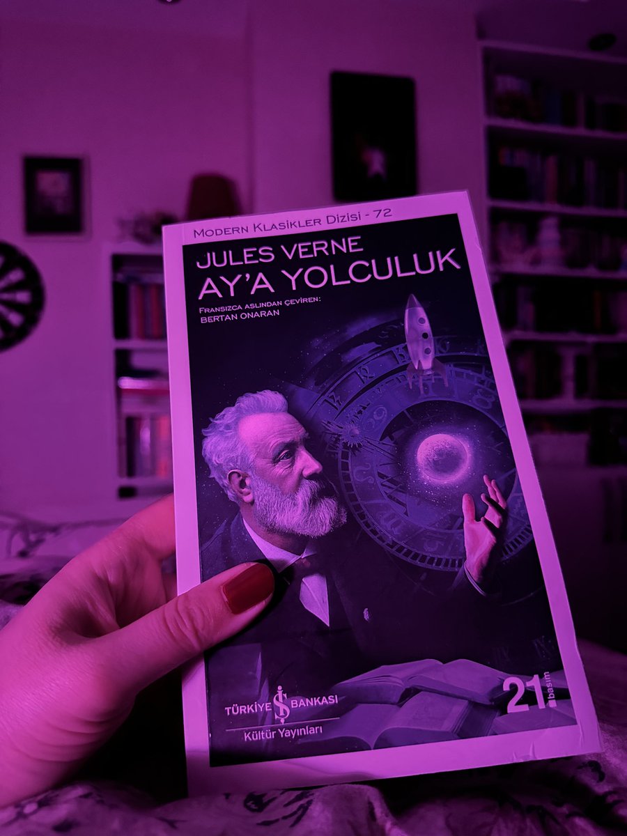 Aniden orta okul yıllarıma dönmek istedim. Jules Verne ile ilk tanışmam Dünyanın Merkezine Yolculuk’tu. İnanılmaz etkilenmiştim. Herşey böyle basit, anlamsız ve heyecansız değildi. Bunu okumamıştım, aynı hisler olmayacaktır ama yeniden karşılaşma gibi gelecek. #kitap #julesverne