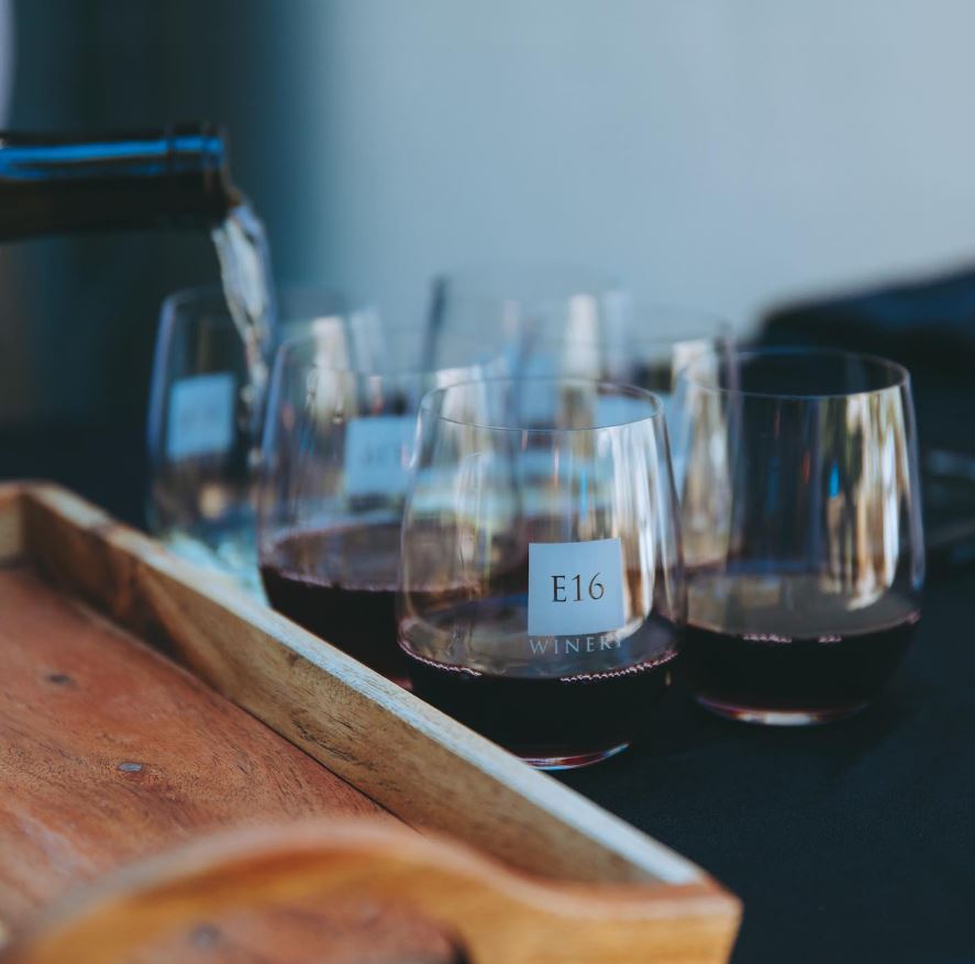 Wine tasting Thursday✨🍷⁠
⁠
Join us tomorrow for a pop up complimentary wine tasting with @e16winery🍇⁠
⁠
4-6PM🙌

#thursday #instawine #winestagram #vino #wineoclock #explore #experience #amadorvitnerassociation #amadorwines #VisitMurietaInn #sacramento365 #visitsacramento