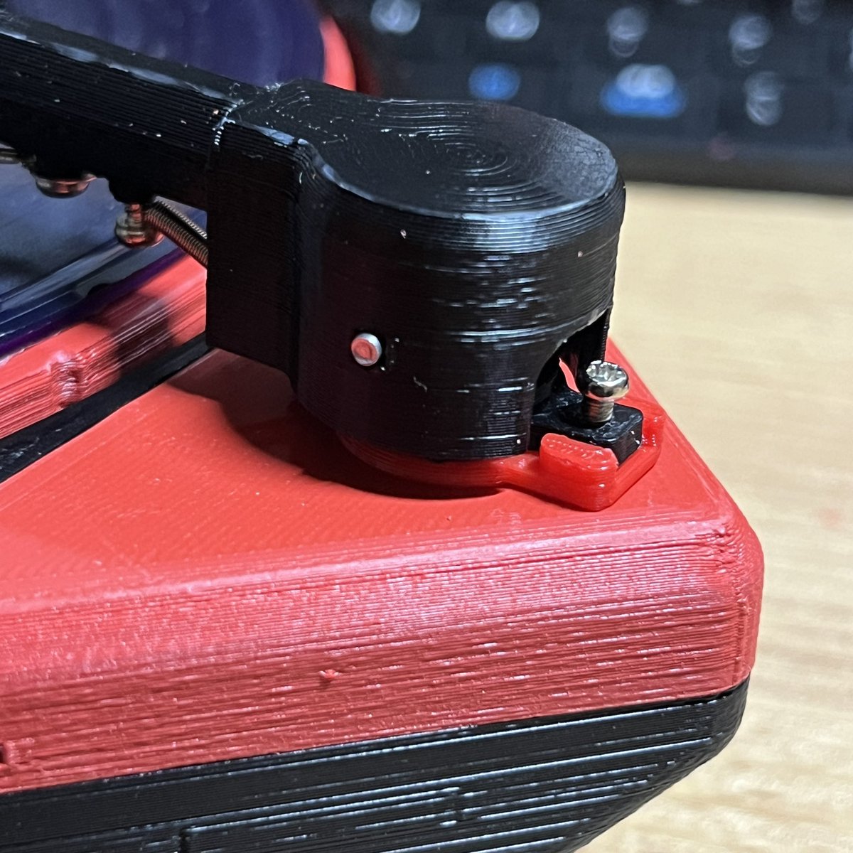 FaderMan_Lab's tweet image. 針の横移動をおさえる機能を追加。
これで肩から下げてスクラッチもできるようになる訳です。
赤い部分はゴム素材で、ネジを絞めるとブレーキが増す仕組み。