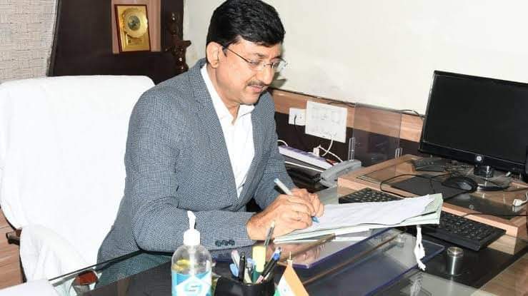 Virendraskd's tweet image. आम आदमी की औकात इतनी है कि वो किसी कलेक्टर साहब की कुर्सी छीन सकता है. ड्राइवर की औक़ात पूछने वाले शाजापुर (MP) कलेक्टर हटाए गए.
#Driverstrike 
#DriversProtest 
#virendra 
@samajwadiparty @RJDforIndia @Article19_India @DrAaryaSinghY @HansrajMeena @iamAKstalin @suryapsingh_IAS