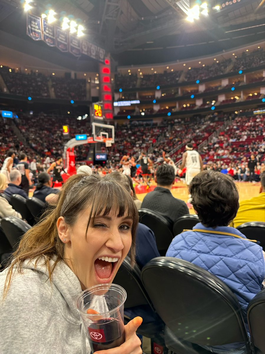 haashoficial's tweet photo. Viendo a los #HoustonRockets 🏀 #NBA @HoustonRockets https://t.co/cQz9N7P4Bz