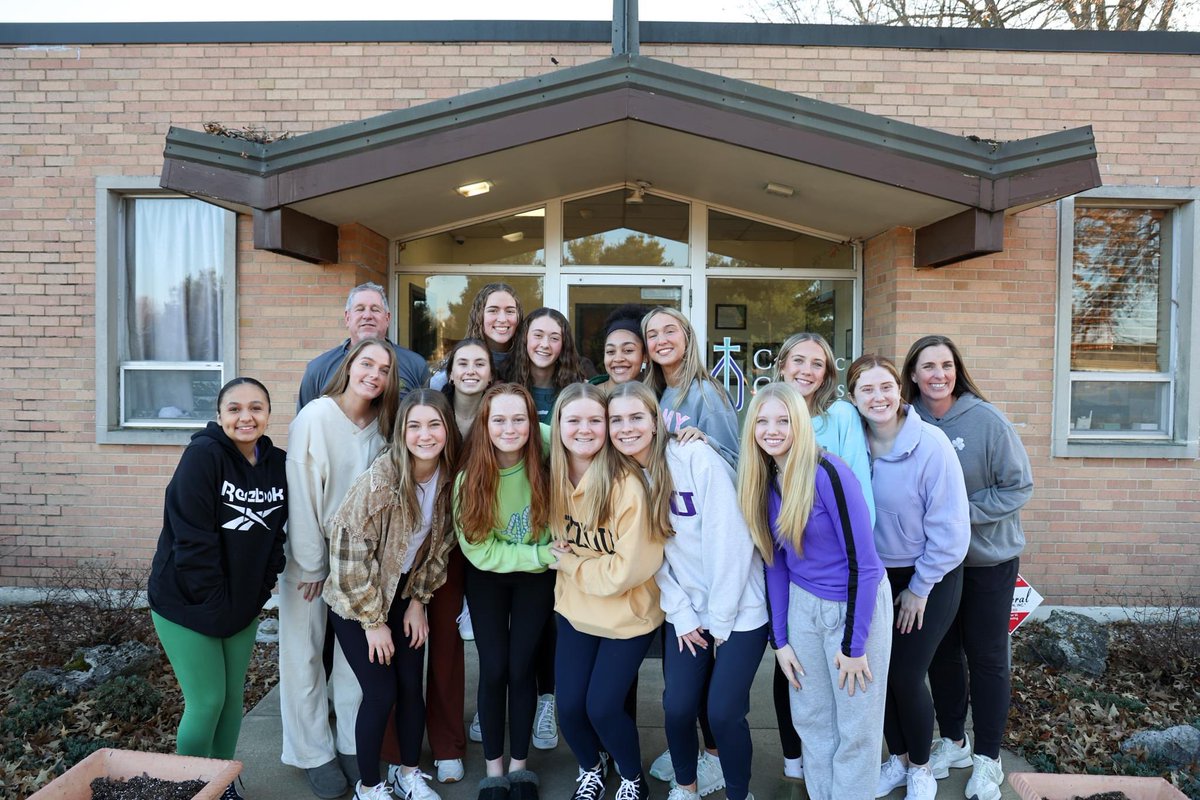 🏀🌟 Teamwork Off the Court! 🌟🏀
The Springfield Catholic High School girls basketball team volunteered at Catholic Charities of Southern Missouri! Your dedication and hard work make a positive impact! 🙌 Thanks for your incredible service! #CommunityService #MakingADifference