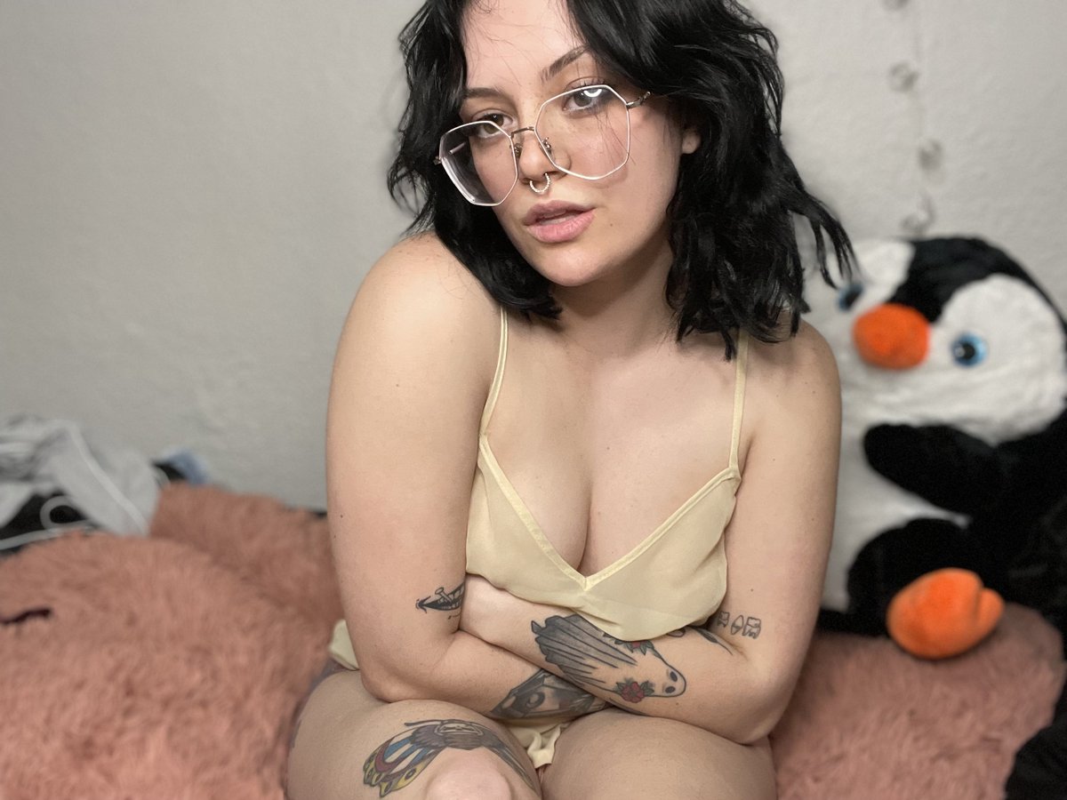 What did you say? 🤪 #girlfriendmaterial #blackhair #piercings #tattooart