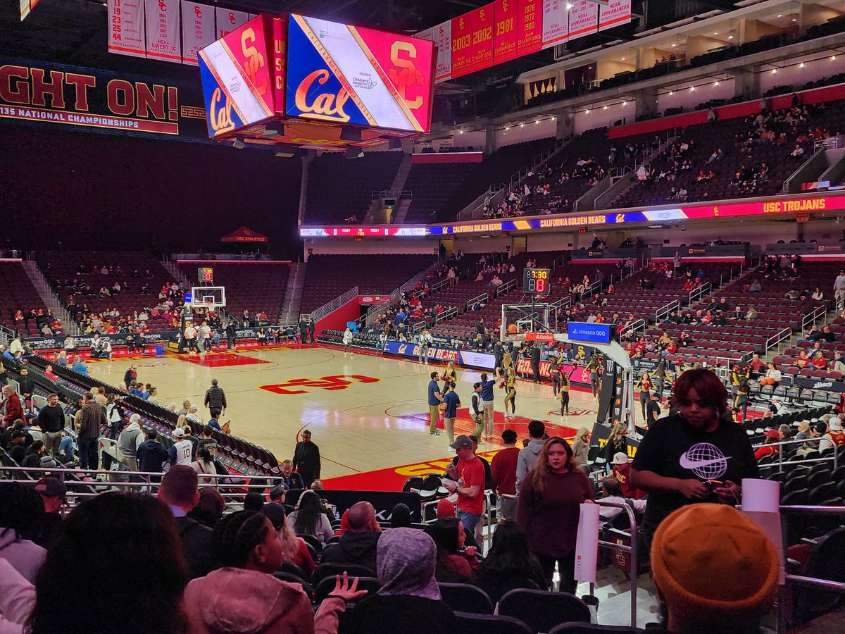 ziegler_md's tweet photo. Here at @USC_Athletics for @CalAthletics vs @USC Basketball.

Aka: "The school who signed my diploma vs the school that signs my paychecks."

#USCvsCal #NCAAMBB 
@SukguH @usc_vascular https://t.co/DXvZoHD13d