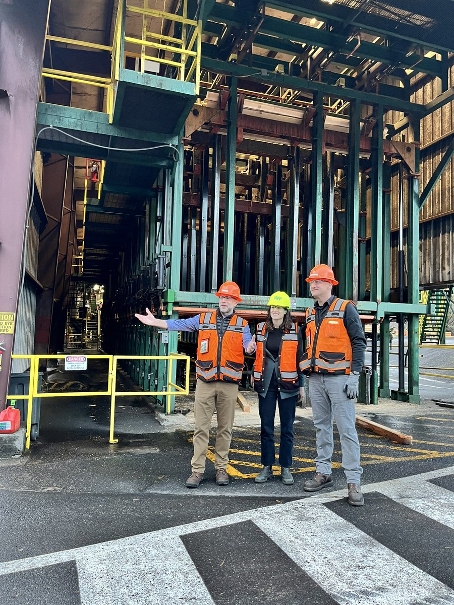 RepMGP's tweet photo. My last stop today was @WFPCompany’s Vancouver sawmill which makes structural and architectural building components.

We talked about how my House-passed Good Neighbor Authority bill will support our forest products economy and help keep our woods working for years to come. https://t.co/XDuOXfGe9T