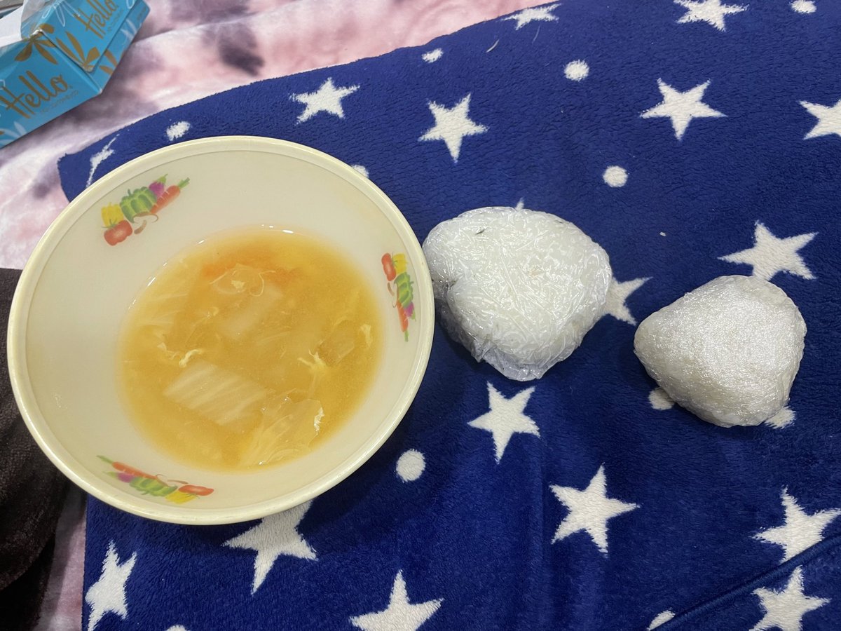 0x2x0x1's tweet photo. 避難所【鵜川小学校】にいます

先程配られた【1人分のごはん】です

おにぎりが増えたのと、かたむけても底が見えないくらいのスープをいただけました

ありがとうございます

#能登半島地震
#能登町 #能登 #石川県 #石川
#能登地震 #地震 #津波 https://t.co/evy8wHA2mU
