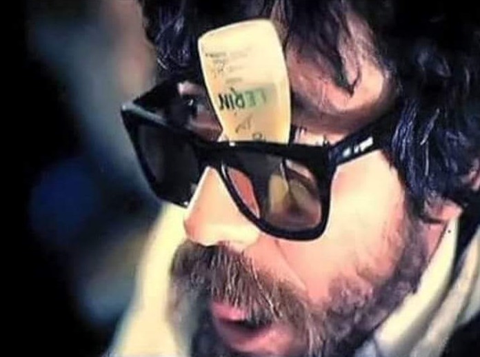 sevimecon's tweet image. "Quem não tem colírio, usa óculos escuro"

#TocaRaul