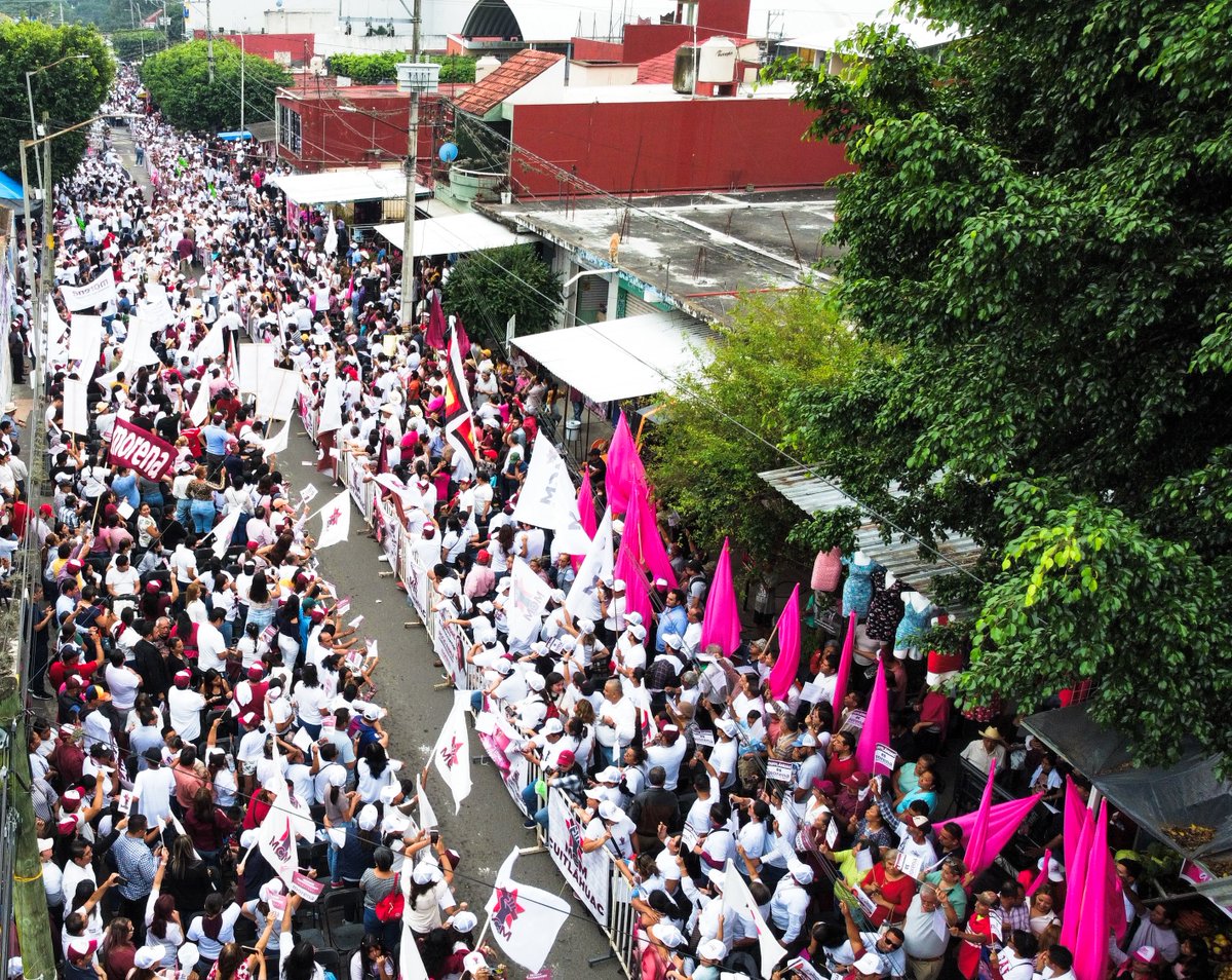 EstebanRZepeta's tweet photo. #SigamosHaciendoHistoriaEnVeracruz de la mano de la ingeniera @rocionahle, nuestra precandidata única por la gubernatura del Estado.

#PorAmorAVeracruz en #Cuitláhuac y en todo México vamos a consolidar el segundo piso de la transformación. 

#ContinuidadConCambio
#UnidadyOrganización
#EsaRaZdesuelo