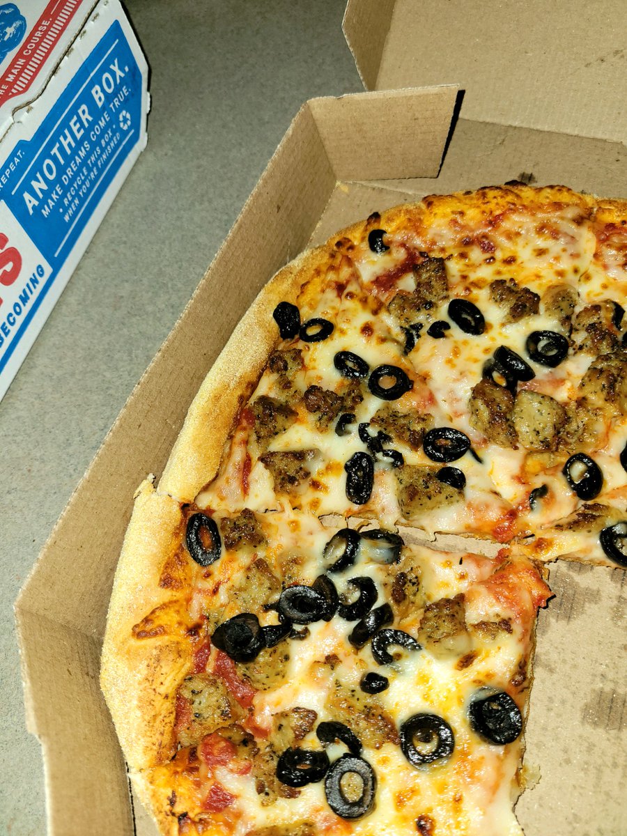capawelk's tweet photo. @dominos wait over an hour for this pos...#nodinner #coldasfpizza https://t.co/lWqHL8FrGu