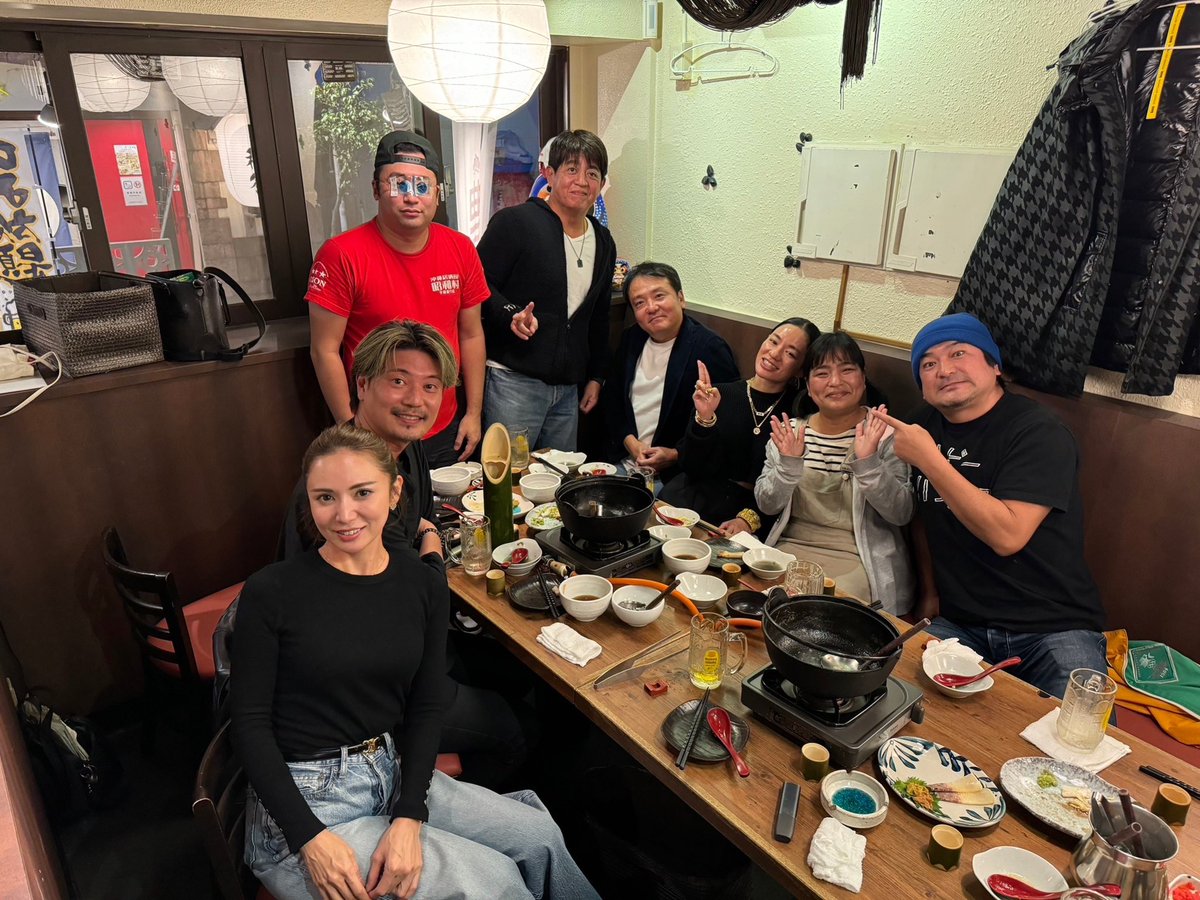 I1FLLSZY6rUlJiE's tweet photo. 昨日は異色のメンバーの新年会🎍
098TVの番組でお世話になった世界で活躍するうちなーんちゅのAwichさんも
参戦‼️めちゃくちゃ熱い、おもろい話と
安里繁信さんを全員でいじりまくり😂
めっちゃ笑いました😊
今日から平日に戻り、又忙しい日々が始まるメンバーですが今年もよろしくお願いします。 https://t.co/EDfSRkf93u