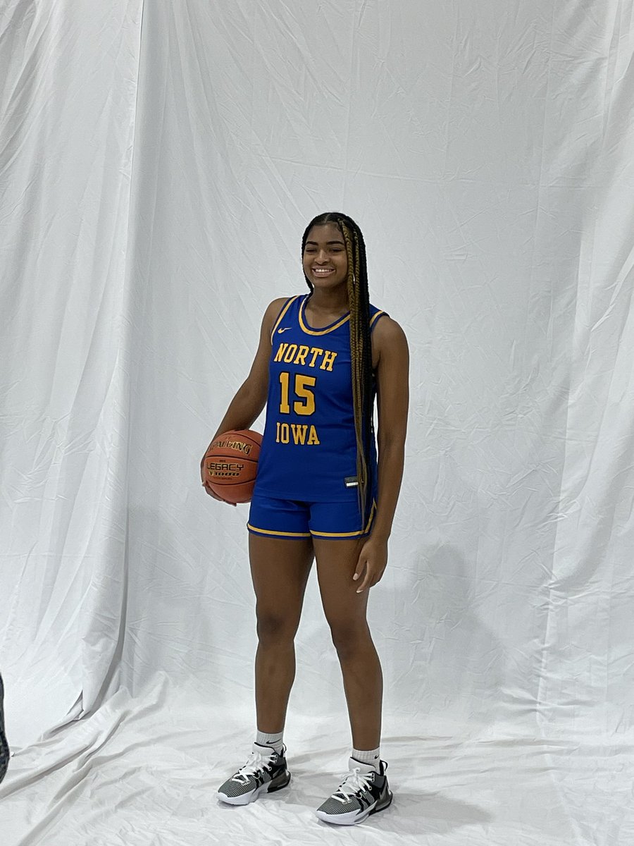 📣 Great game tonight by Freshman Zhane Singer of St. Paul Como Park High School!! 🎉 Zhane scored 10 points, with 9 rebounds, 2 steals, 1 block, 1 assist!!!  Zhane showed great versatility scoring in the paint and from the outside facing the basket!!  
Zhane is receiving NCAA D1