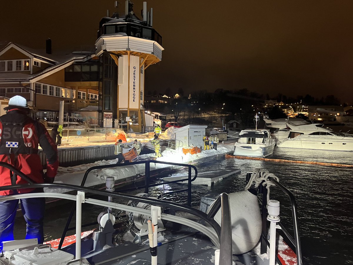NSSR's tweet photo. #Redningsskøyta «Ivar Formo» rykket ut fra Oscarsborg til #vollen i Asker der en 50-fots båt tok inn store mengder vann. Ved ankomst var båten allerede gått ned og dermed var det lite annet å gjøre enn å bistå Brannvesenet med å legge ut lenser for å forhindre dieselforurensing. https://t.co/kCMYrHdxDw