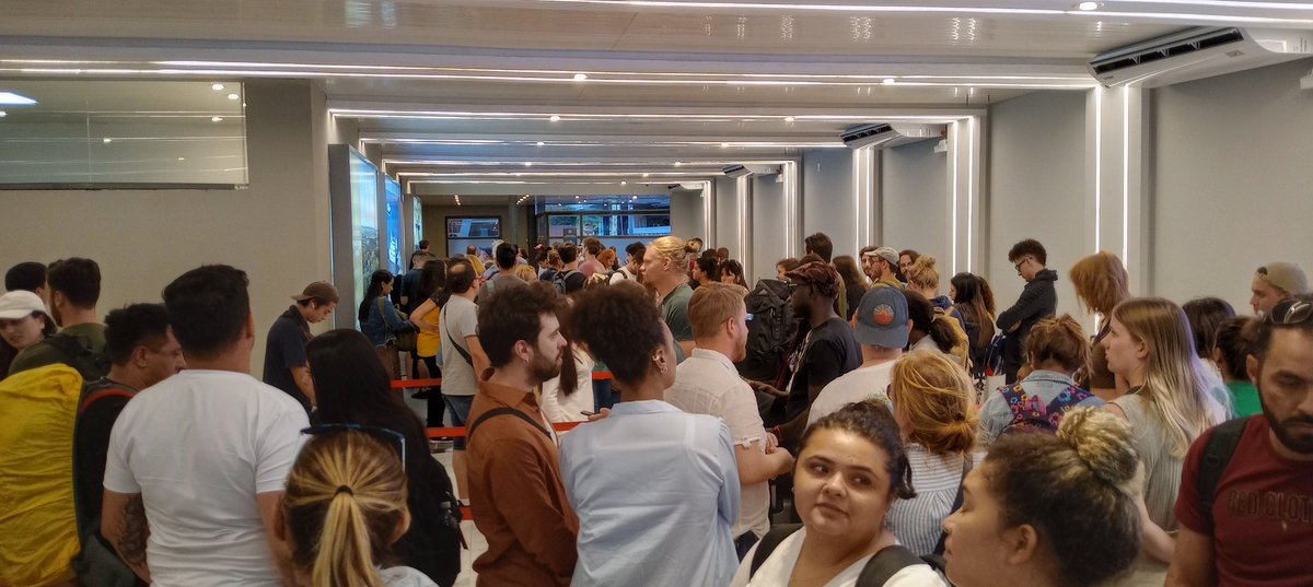 gabocampo's tweet photo. @coloniaexpress . Una hora después de desembarcar en Baires , más tiempo en migraciones que lo que dura el viaje desde colonia https://t.co/xVQoIvoUia