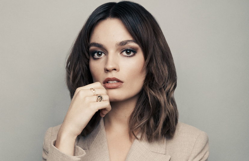 PopCrave's tweet photo. Happy 28th birthday to the talented Emma Mackey. https://t.co/islCP6vuWB