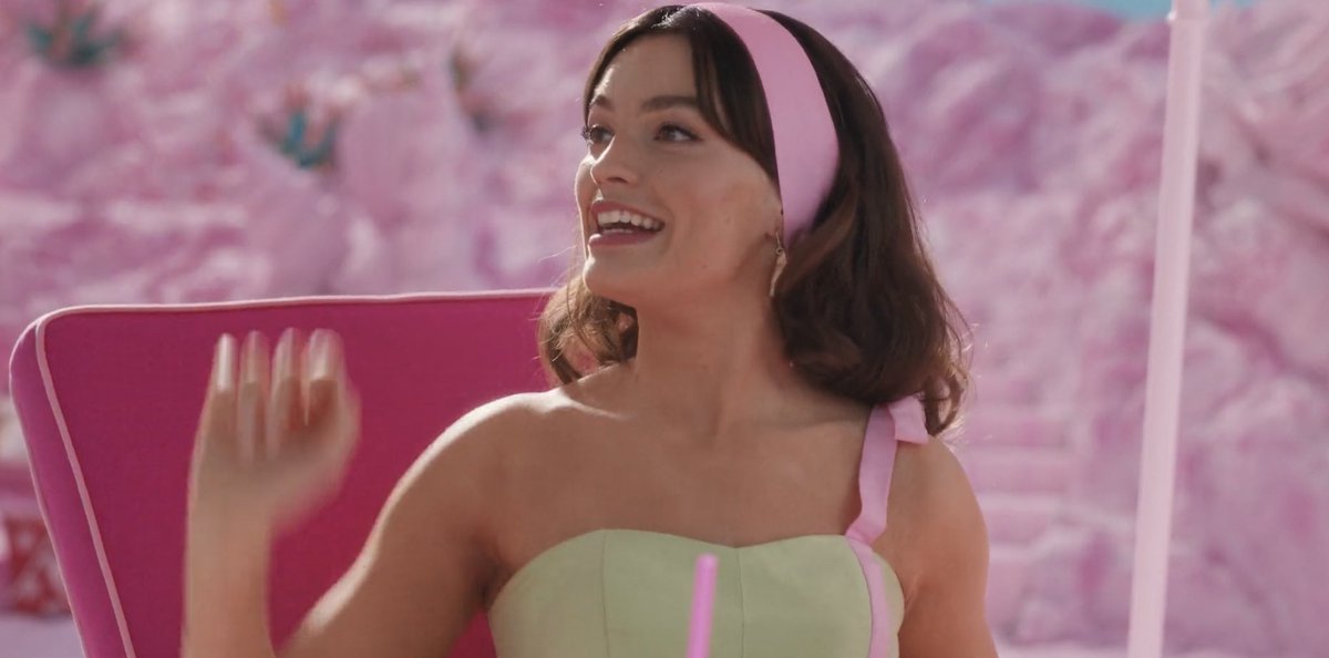 PopCrave's tweet photo. Happy 28th birthday to the talented Emma Mackey. https://t.co/islCP6vuWB