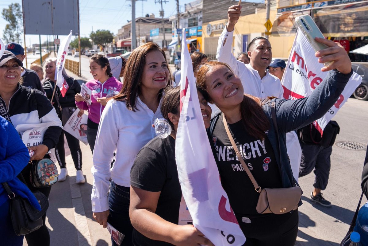 AlmaAlcarazH's tweet photo. ‘Las Joyas’ es un barrio emblemático y muy importante para León, además de ser la colonia más poblada de la ciudad. 

Aquí estuvimos hoy, platicando con amigas y amigos, escuchando sus preocupaciones y recibiendo mucho cariño. 

¡El #CambioConAlma avanza fuerte en nuestra gente! https://t.co/sMtnhcNAmJ