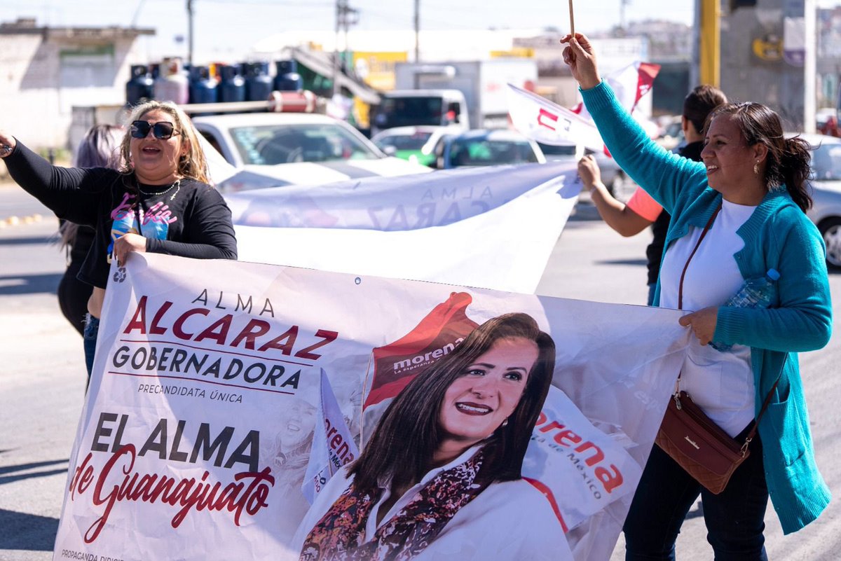 AlmaAlcarazH's tweet photo. ‘Las Joyas’ es un barrio emblemático y muy importante para León, además de ser la colonia más poblada de la ciudad. 

Aquí estuvimos hoy, platicando con amigas y amigos, escuchando sus preocupaciones y recibiendo mucho cariño. 

¡El #CambioConAlma avanza fuerte en nuestra gente! https://t.co/sMtnhcNAmJ