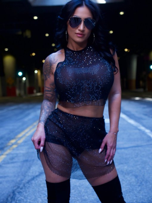 Let&rsquo;s have a positive year! 💋  https://t.co/qzGjOUoY1E https://t.co/qFGQUJamwg