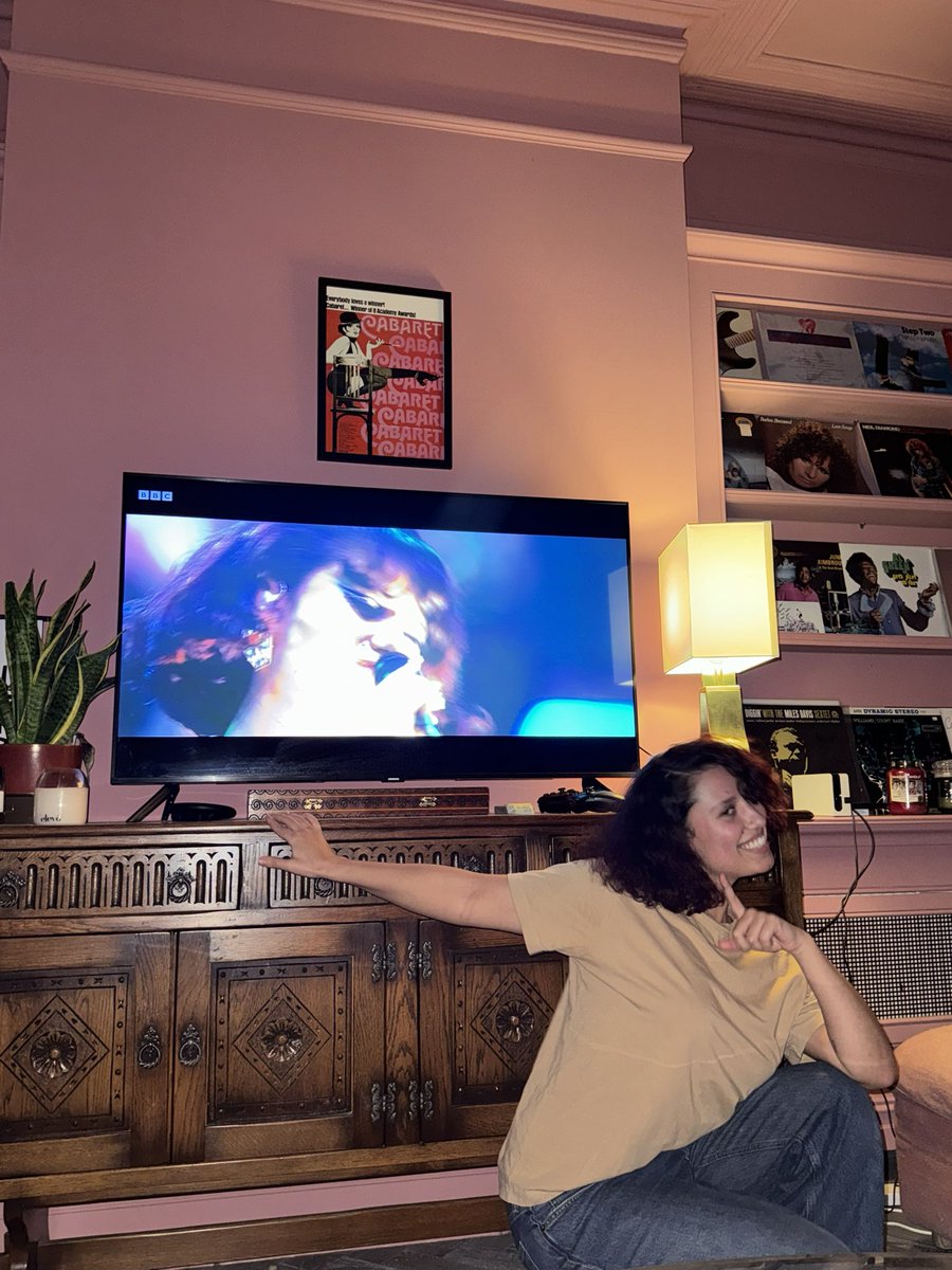 raye's tweet photo. mum my royal Albert hall performance is on BBC One right now 😭 https://t.co/JWHYZkfaLY