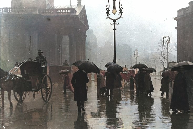 Knowledgepoint's tweet photo. Then &amp; Now: St Martin's Place
A rainy day in London, 30 January 1902, with Hansom cab and pedestrians with umbrellas. Now a sunny Day over 120 years in the future with St Martin's-in-the-Fields looking cleaner with a few trees and cycles parked up. https://t.co/THvG3S8Qvj