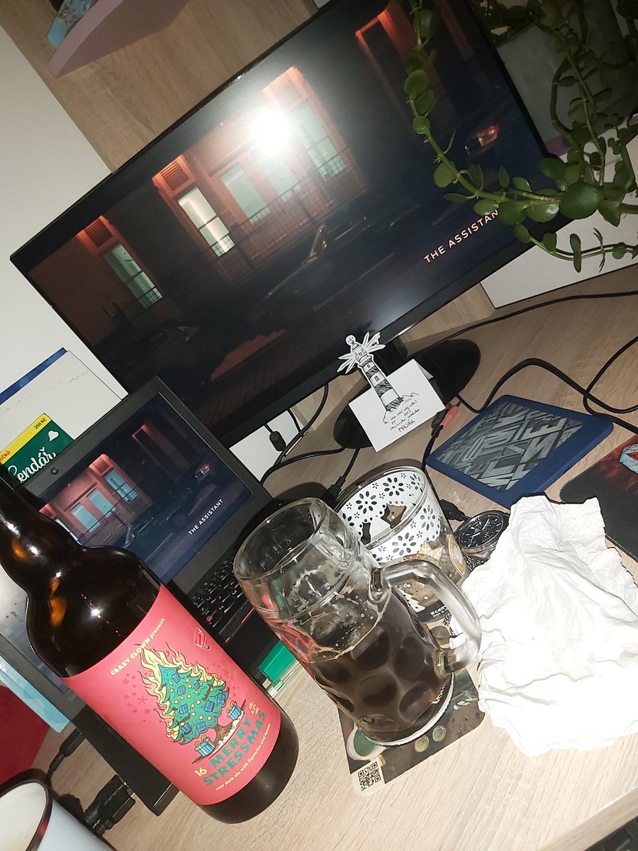 TheBuri2's tweet photo. The Assistant
Kitty Green
2019

To je tak moc "reálný" film. Ne že bych se do něj vcítil, naštěstí, ale i kdyby člověk natáčel celý svůj den, tak to nebude vypadat realněji skoro. Stejně jako den to nemá moc příběh, ale prostě audiovizuál. Třeba soundtrack je skoro jen na titulky https://t.co/5peXmZQVG3