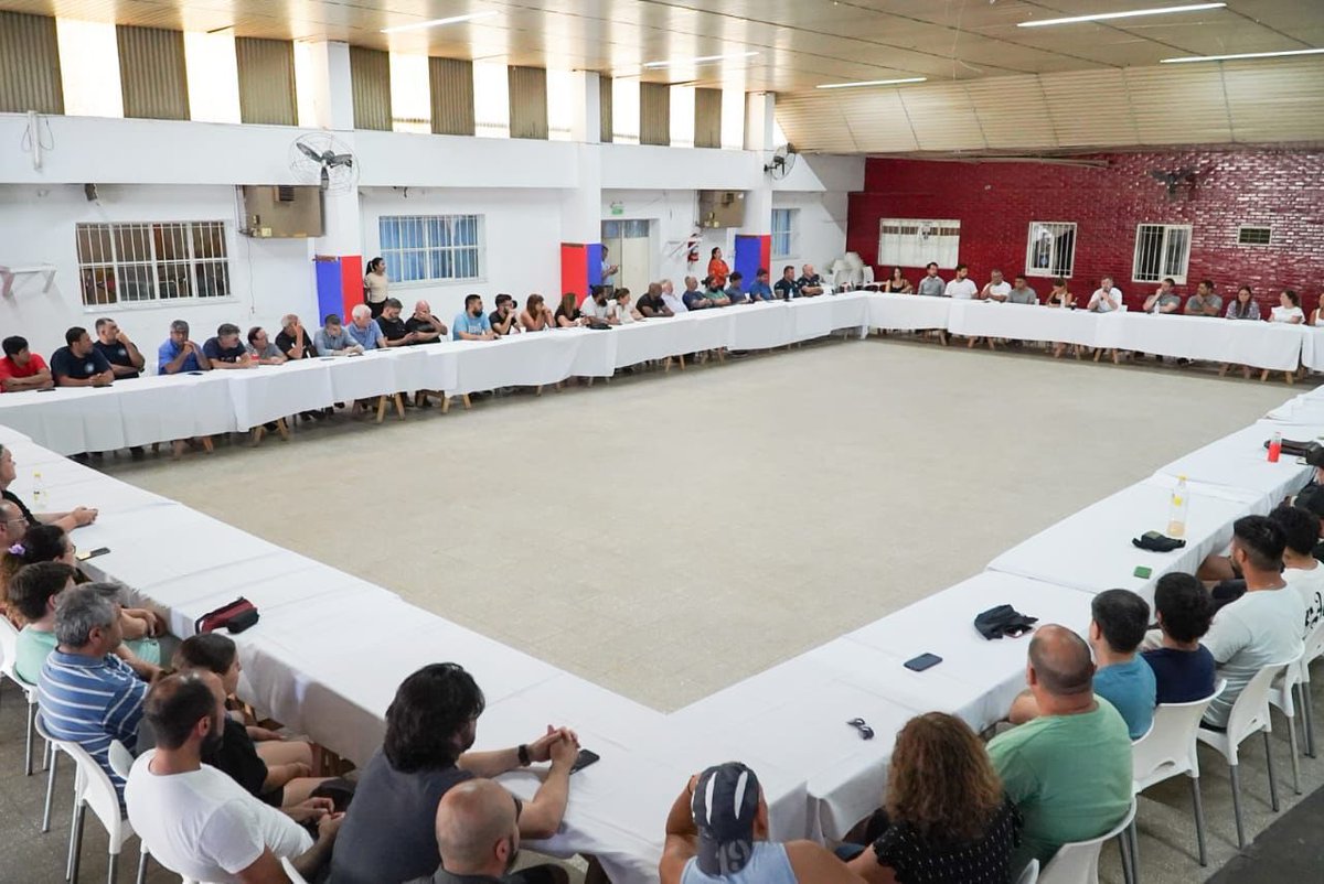 FedericoAchaval's tweet photo. Hoy compartimos un encuentro con sectores sociales, políticos, empresariales, sindicales, culturales e industriales de todo #Pilar. 

Cada uno de estos espacios nos transmitió su preocupación ante el DNU y la ley omnibus que presentó el presidente Milei, que amenaza y pone en riesgo sus derechos. 

Debemos estar unidos para defender y cuidar la producción, el trabajo, la educación y la salud de todos y todas.