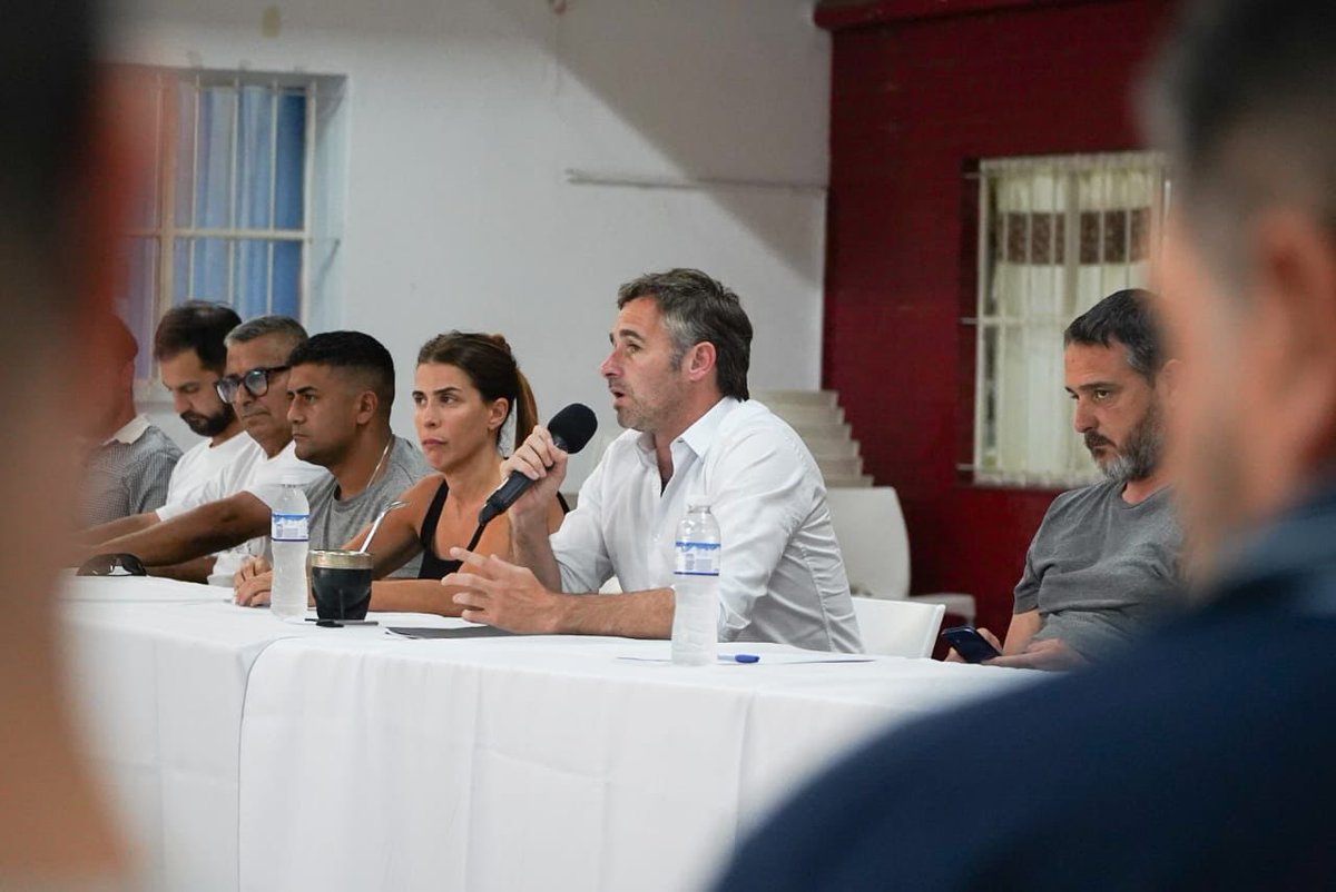 FedericoAchaval's tweet photo. Hoy compartimos un encuentro con sectores sociales, políticos, empresariales, sindicales, culturales e industriales de todo #Pilar. 

Cada uno de estos espacios nos transmitió su preocupación ante el DNU y la ley omnibus que presentó el presidente Milei, que amenaza y pone en riesgo sus derechos. 

Debemos estar unidos para defender y cuidar la producción, el trabajo, la educación y la salud de todos y todas.